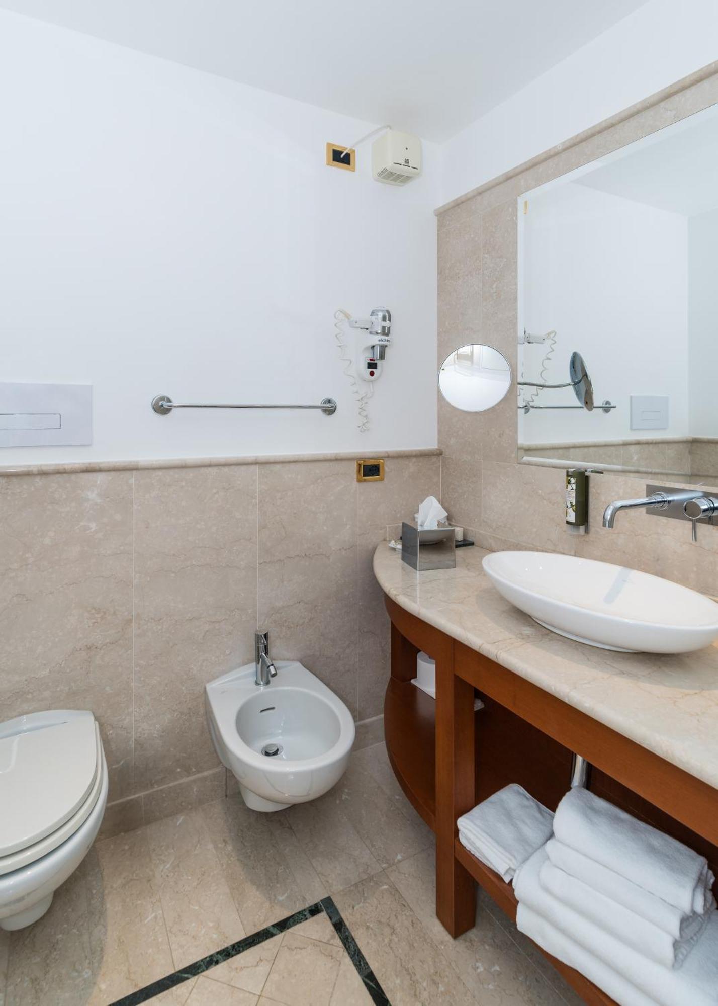 Deluxe Double or Twin Room Lake View,1771751846:JPEG